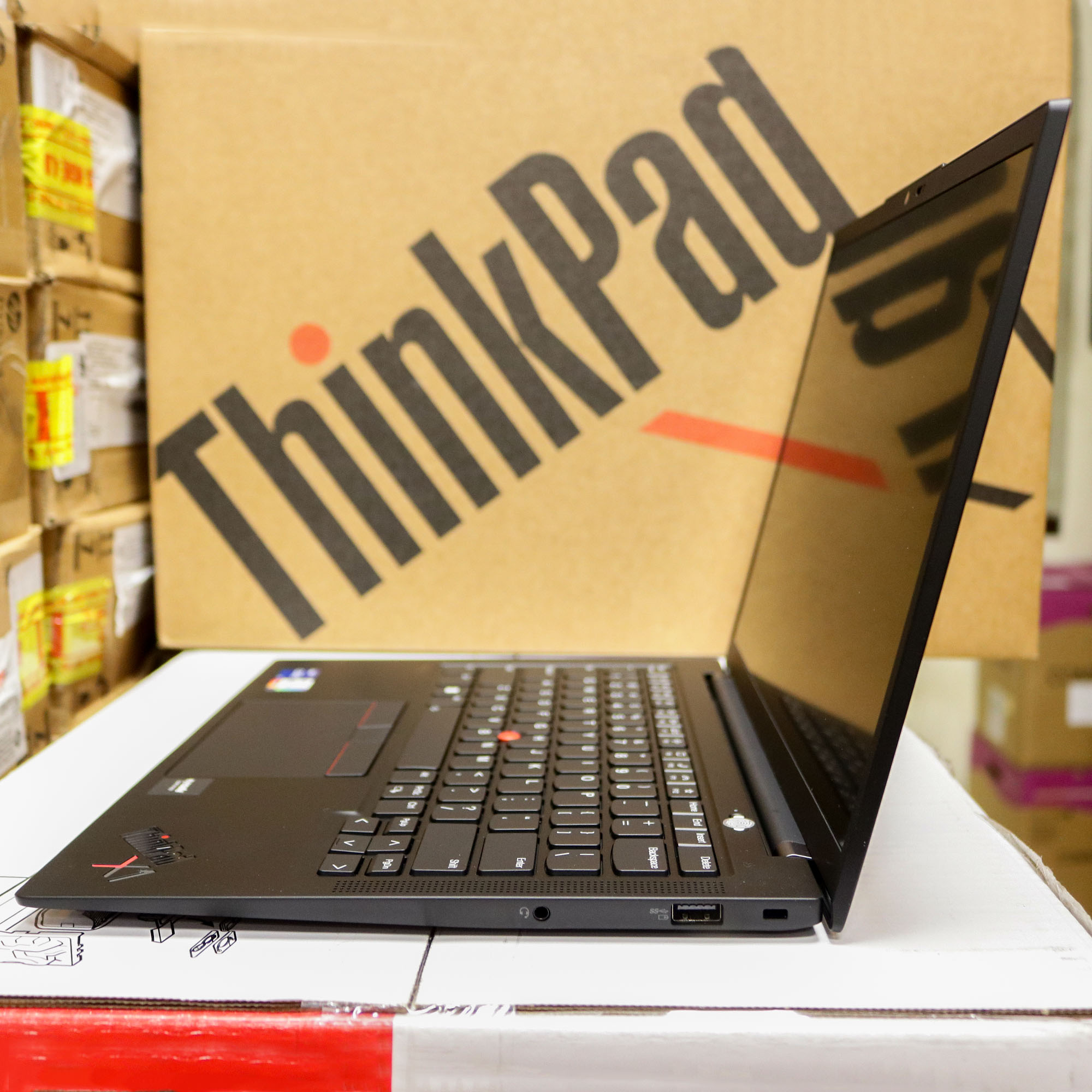 Laptop Lenovo Thinkpad X1 Carbon Gen 10 I7-1255U/ 16GB/ 512GB SSD/21CBS15Q00